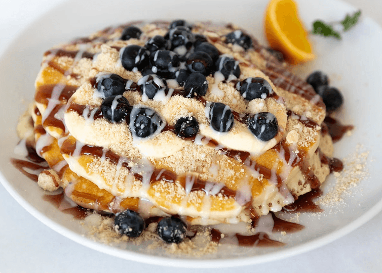 Renowned breakfast and lunch eatery now also offers their patrons “egg-cellent” and varied ways to pay.